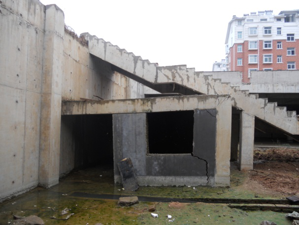 （2011年）平邑明德花園超市（地下），因地下水位變化導(dǎo)致框架梁、柱開(kāi)裂
