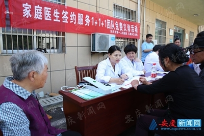 家庭醫(yī)生服務(wù)隊進社區(qū)，義診與健康咨詢暖人心
